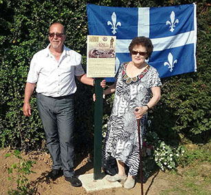 Ginette Desgroseilliers venue de Suisse et Benoit Desgroseilliers, venu du Québec, des cousins germains devant la plaque qu’ils viennent de dévo