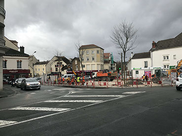 Plantation des six premiers arbres sur la Place du Maréchal Leclercà Château-Thierry dans le sud de l'aisne