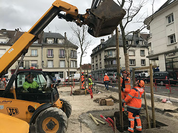 Plantation des six premiers arbres sur la Place du Maréchal Leclercà Château-Thierry dans le sud de l'aisne